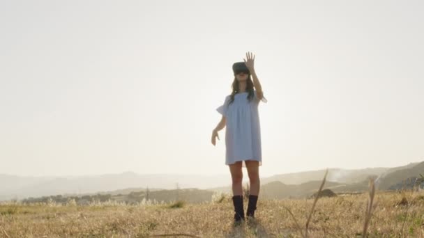 Mädchen mit Virtual-Reality-Glas in einem Feld — Stockvideo