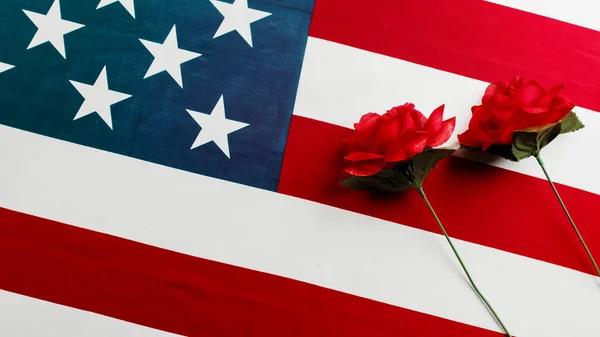 Emléknap. Amerikai zászló vörös rózsával — Stock Fotó