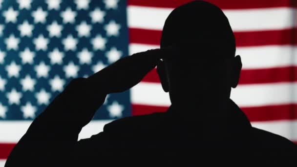 День памяти. Американские ветераны приветствуют. Закрыть силуэт — стоковое видео