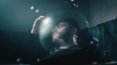 Küvette kravatlı bir adama yaklaş. 