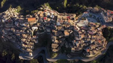İtalya 'nın Calabria antik köyünün havadan görünüşü. 