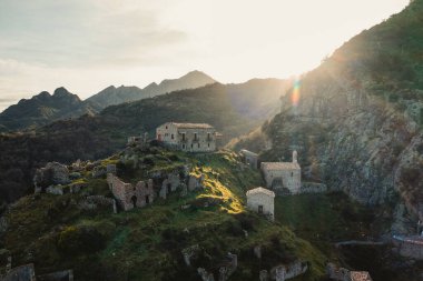 Calabria 'daki eski İtalyan köyünün havadan görünüşü