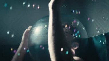 Düşünceli, yalnız adama yaklaş.