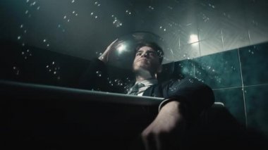 Küvette kravatlı bir adama yaklaş. 