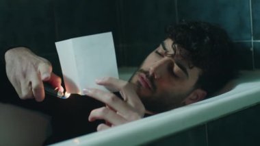 Küvetteki çocuğun tutamağı yanmış bir fotoğraf.