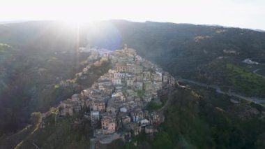 İtalya 'nın Calabria antik köyünün havadan görünüşü. 