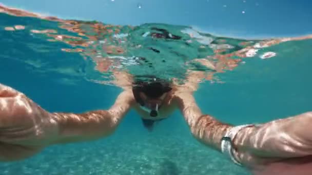 Selfie Při Šnorchlování Potápění Zdarma Pod Vodou — Stock video
