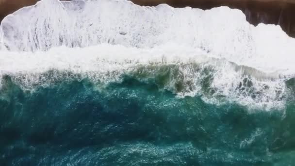Letecký Pohled Oceánské Vlny Narážející Písečné Pláže — Stock video