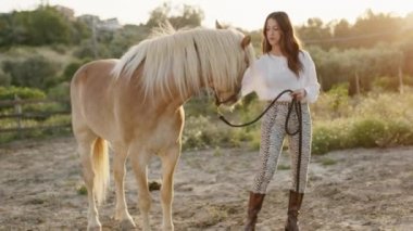 Kız, Atın Bakımı.