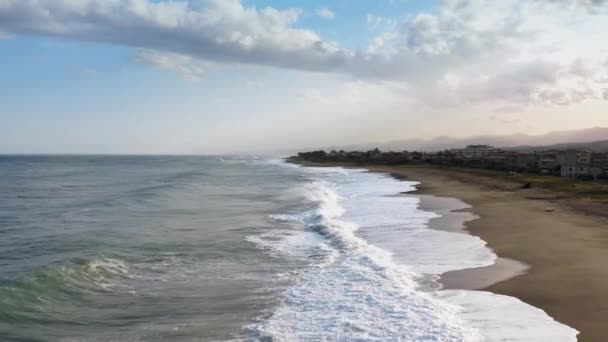 Aerial View Ocean Waves Crashing Sandy Beach — Stock Video