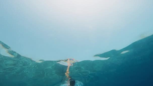Chlapec Plave Freestyle Oceánu Oceánu Pod Vodou Pohled — Stock video