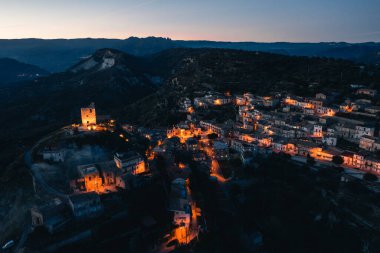 Calabria 'daki eski İtalyan köyünün havadan görünüşü. Aspromonte dağlar.
