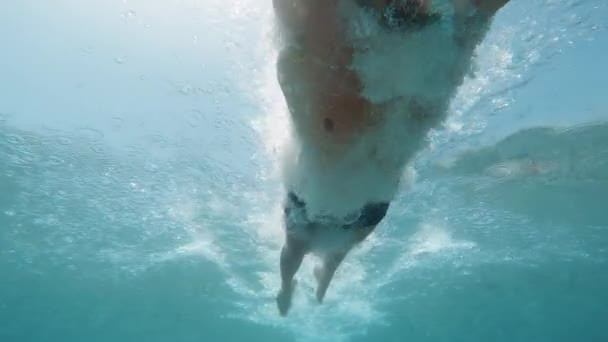 Pojken Dyker Ner Havet Undervattensutsikt — Stockvideo