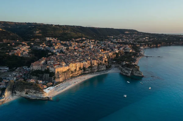 Tropea şehrinin havadan görünüşü, Calabria İtalya