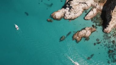 Sicilya 'nın sakin denizinin havadan görünüşü.