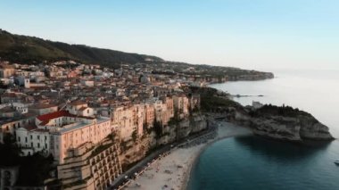 Tropea şehrinin havadan görünüşü, Calabria İtalya 