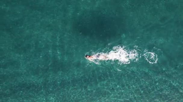 Letecký Záběr Chlapce Plavajícího Oceánu — Stock video