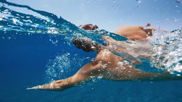 Hombre Nadando Océano —  Fotos de Stock