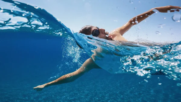Hombre Nadando Océano — Foto de Stock