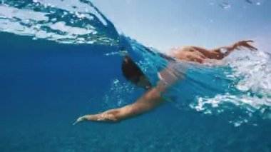 Okyanusta yüzmek çocuk