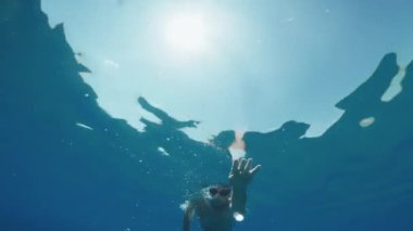 Okyanusta yüzmek çocuk