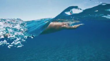 Okyanusta yüzmek çocuk