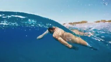 Okyanusta yüzmek çocuk