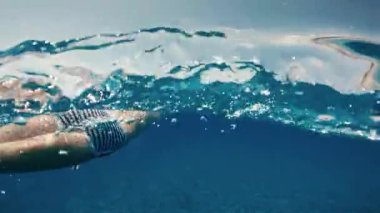 Okyanusta yüzmek çocuk