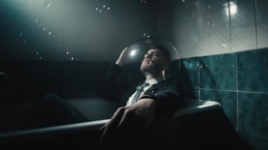 Küvette kravatlı bir adama yaklaş. 