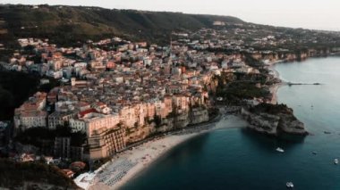 Tropea şehrinin havadan görünüşü, Calabria İtalya 