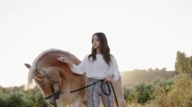 Kız, Atın Bakımı.