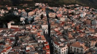 Tropea şehrinin havadan görünüşü, Calabria İtalya 