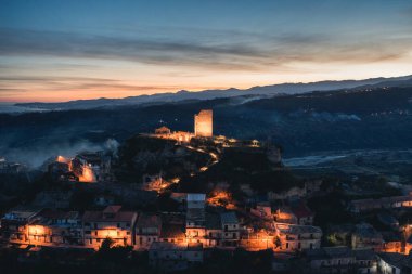 Calabria 'daki eski İtalyan köyünün havadan görünüşü. Aspromonte dağlar.