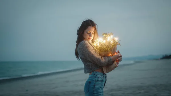 소녀는 가방에 형형색색의 불빛으로 해변에서의 즐긴다 — 스톡 사진