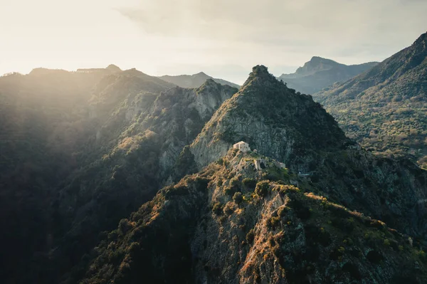 Calabria 'daki eski İtalyan köyünün havadan görünüşü