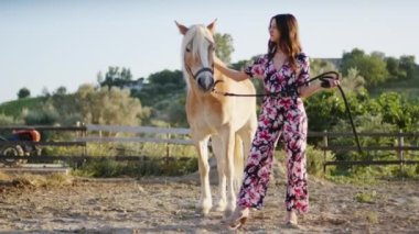 Kahverengi atlı kadın dışarıda. 