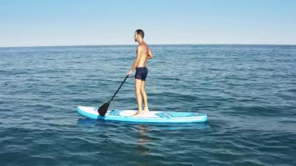 Aerial View Man Paddle Sup Board Ocean — Vídeo de stock