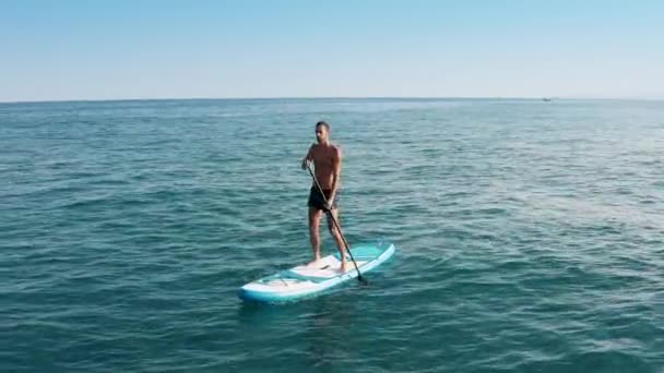 Aerial View Man Paddle Sup Board Ocean — Stockvideo