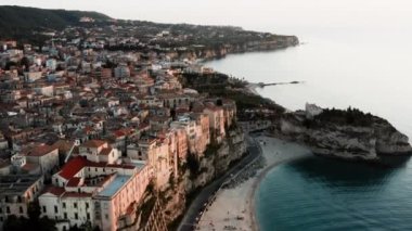 Tropea şehrinin havadan görünüşü, Calabria İtalya 