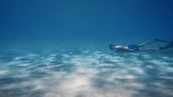 Man Swimming Undersea Sandy Seabed — Stok video