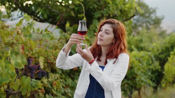 Girl White Coat Checks Quality Grapes Vineyard — Vídeos de Stock