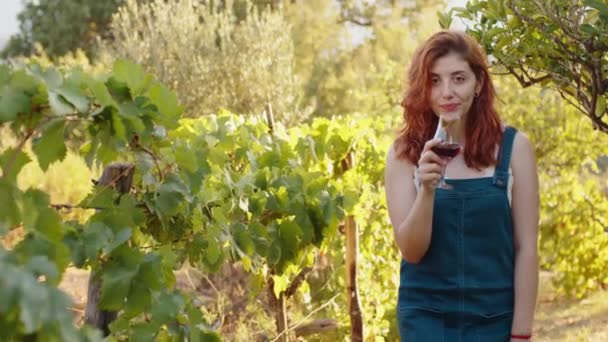 Close Happy Girl Glass Vineyard — Stockvideo