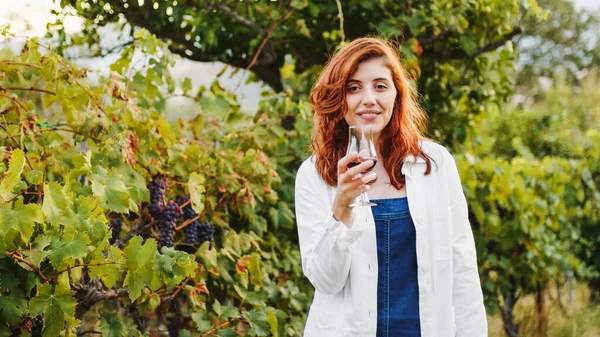 Woman White Coat Checks Quality Grapes Vineyard — Stock Photo, Image