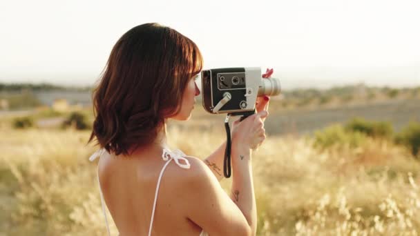 Close Woman Vintage Movie Camera — 비디오