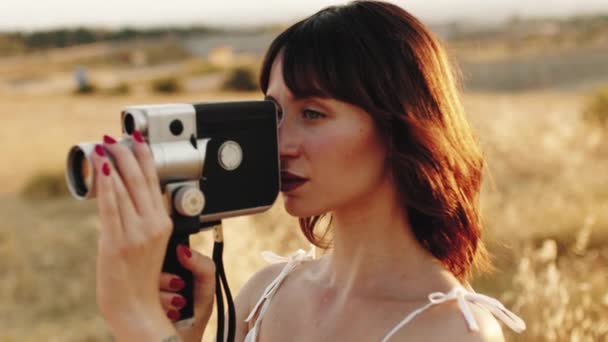 Close Woman Vintage Movie Camera — Wideo stockowe