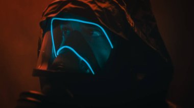 Gaz maskeli itfaiyeciye yaklaş..