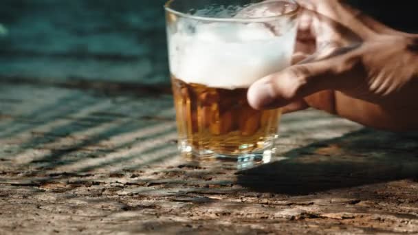 Close Hand Rests Glass Beer — Vídeo de stock