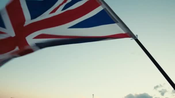 Bandera Del Reino Unido Ondeando Cielo — Vídeo de stock