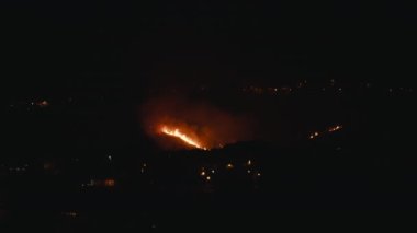 Gece bir tepede yangın ihtimali çok düşük.