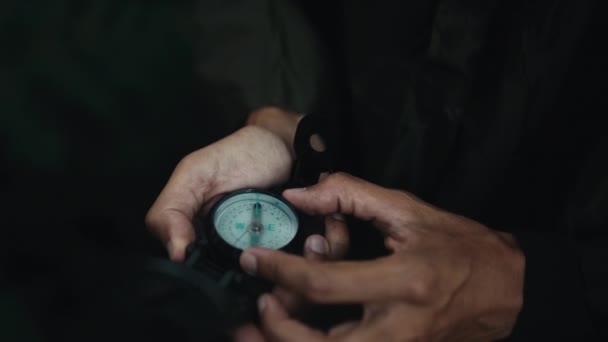 Sleduj Rozbitý Kompas Uprostřed Hory Noci — Stock video